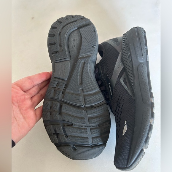 Like new Brooks Adrenaline GTS 23 running shoes - Picture 3 of 6